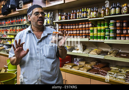 Sud Africa, Durban, un negozio in Indian Victoria street market Foto Stock