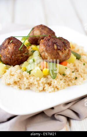 Il cous cous e polpette con vegetabes nella piastra,fuoco selettivo. Foto Stock