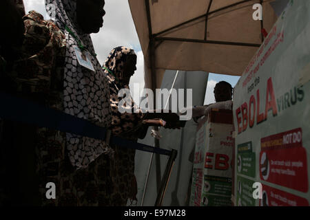 Hajj pellegrini a screening ebola punto,hajj camp, aeroporto di Lagos, Foto Stock