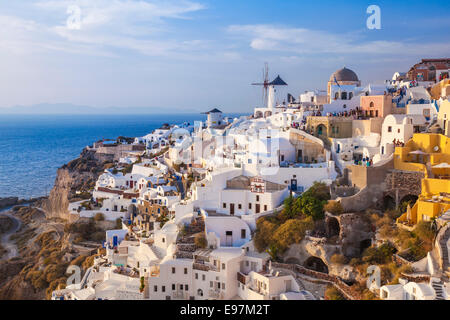 Mulino a vento & case bianche nel villaggio di Oia - Santorini, SANTORINI, CICLADI, isole greche, Grecia, Unione Europea, Europa Foto Stock