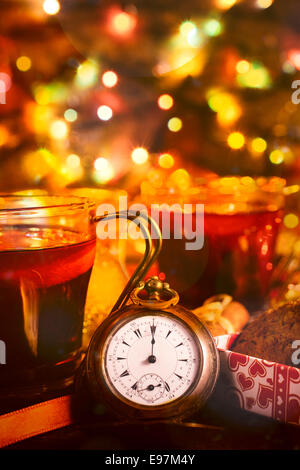 Vecchio orologio vintage che mostrano un nuovo anno di tempo,fuoco selettivo Foto Stock