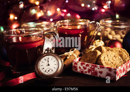 Vecchio orologio per il conto alla rovescia Anno Nuovo con decorazione in background,fuoco selettivo Foto Stock