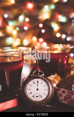 Vecchio orologio vintage che mostra il tempo di mezzanotte per il nuovo anno,fuoco selettivo Foto Stock