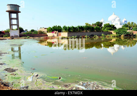 Vista del ristagno di acqua di fognatura creando problemi per i residenti e un atmosfera antigienico, dietro la Bhutto mausoleo, che mostra la negligenza del dipartimento interessato, in Garhi Khuda Bux Martedì, Ottobre 21, 2014. Immagini/Alamy Live News Foto Stock