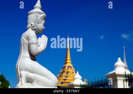 Statua al Palazzo Reale di Phnom Penh, Cambogia Foto Stock