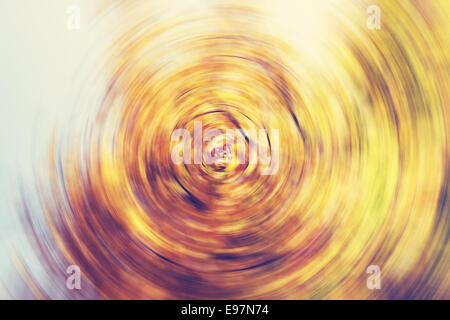 Colori dell'autunno sfondo astratto, spin radiale del cerchio motion blur. Foto Stock