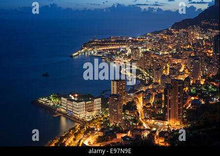 Vista aerea della città e del porto di Monte Carlo, Monaco lungo la Riviera Francese di notte, Côte d'Azur Foto Stock