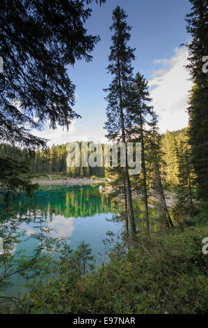 (Lago di Carezza Lago di Carezza), Dolomiti, Italia Foto Stock