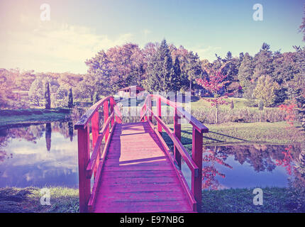 Vintage foto del ponte rosso di giardino. Foto Stock