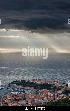 Vista aerea della città e del porto di Monte Carlo, Monaco e scuro che minacciano pioggia nuvole sopra il mare lungo la Costa Azzurra Foto Stock