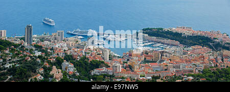 Vista aerea della città e delle navi da crociera nel porto di Monte Carlo, Monaco lungo la Riviera Francese, Côte d'Azur Foto Stock