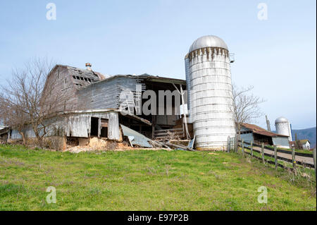 Vecchio silo e fienile vicino McGaheysville, Virginia, Stati Uniti d'America. Foto Stock