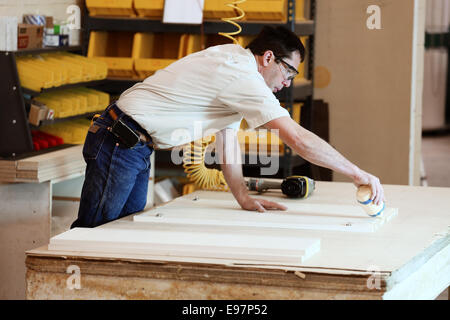 Un falegname armadi di costruzione Foto Stock