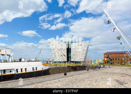 Titanic Belfast museo con la SS Nomadic steamship gara a sinistra, Titanic Quarter, Belfast, Irlanda del Nord, Regno Unito Foto Stock