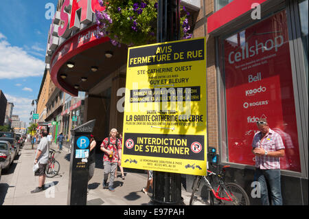 Segno che indica la chiusura temporanea di Ste Catherine Street per un marciapiede in vendita. Montreal, provincia del Québec in Canada. Foto Stock