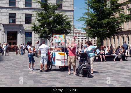 I visitatori su Place d'Armes, la Vecchia Montreal, provincia del Québec in Canada. Foto Stock