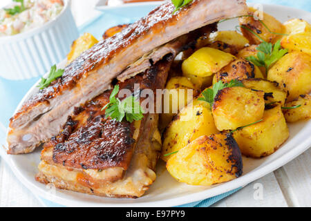 Costate di manzo e patate al forno nella piastra,fuoco selettivo Foto Stock