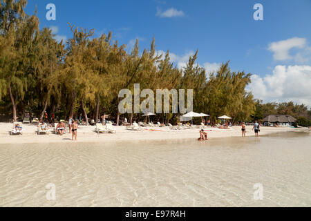 I turisti sulla spiaggia, Ile aux Cerfs isola, east coast, Mauritius Foto Stock