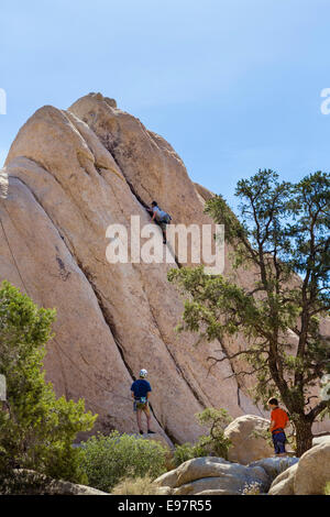 Arrampicatori nella valle nascosta, Joshua Tree National Park, San Bernardino County, California del Sud, STATI UNITI D'AMERICA Foto Stock