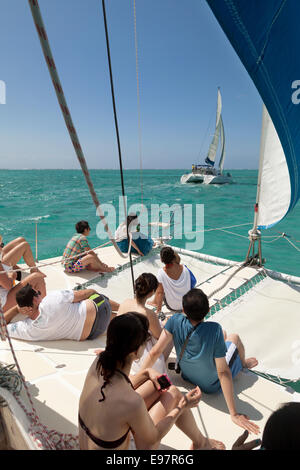 I turisti in barca a vela a bordo di una barca su un catamarano, Mauritius, Oceano Indiano Foto Stock