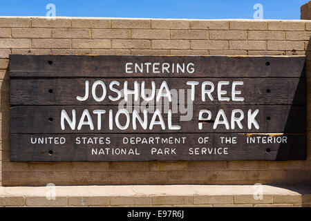 Segno di ingresso per il parco nazionale di Joshua Tree, San Bernardino County, California del Sud, STATI UNITI D'AMERICA Foto Stock