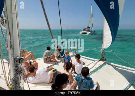 I turisti in barca a vela a bordo di una barca su un catamarano, Mauritius, Oceano Indiano Foto Stock