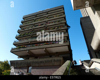 Città di Londra UK. Il 21 ottobre 2014. In un giorno di contrasti sole riempie un cielo blu dopo la metà della giornata presso il Barbican a Londra. KATHY DEWITT/Alamy Live News Foto Stock