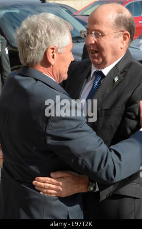 Washington, DC, Stati Uniti d'America. Xxi oct, 2014. Stati Uniti Il Segretario della Difesa Chuck Hagel (L) saluta Israele il Ministro della difesa Moshe Ya'alon al momento del suo arrivo al Pentagono a Washington DC, capitale degli Stati Uniti, Ottobre 21, 2014. Credito: Bao Dandan/Xinhua/Alamy Live News Foto Stock