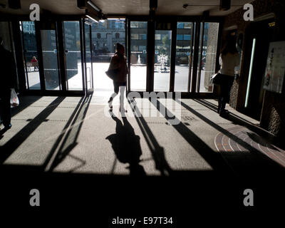 Città di Londra UK. Il 21 ottobre 2014. In un giorno di contrasti sole riempie il foyer del Barbican a Londra. Dopo un breve periodo di tempo le nuvole scure e il vento ha dominato il meteo di terminare la giornata con docce a pioggia. KATHY DEWITT/Alamy Live News Foto Stock