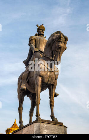 Statua equestre di Mihai Viteazul a Piata Unirii (Union Square) in Oradea, regione di Crisana, Romania Foto Stock