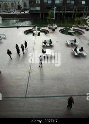 Città di Londra UK. Il 21 ottobre 2014. In un giorno di contrasti sole splendente il Barbican Arts Centre e il piazzale antistante dopo la metà della giornata nella città di Londra. Dopo un breve periodo di tempo le nuvole scure e il vento ha dominato il meteo di terminare la giornata con docce a pioggia. KATHY DEWITT/Alamy Live News Foto Stock