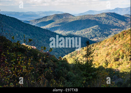 La luce del sole e ombre giocare sui versanti dei Monti Blue Ridge vicino a Blairsville e Helen, Georgia, Stati Uniti d'America. Foto Stock