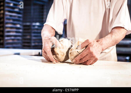 La produzione di pane, senior baker gli impasti Foto Stock