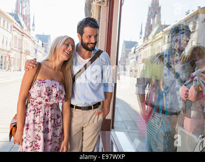 Coppia giovane cerca di moda vetrina Foto Stock