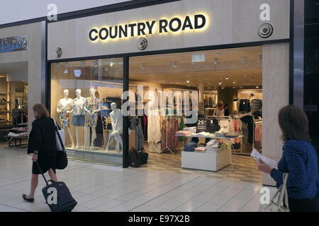 Lounge partenze dall'aeroporto di Sydney, terminal 2, area atrio con negozio di abbigliamento Country Road e negozi, caffetterie e ristoranti, New South Wales, Australia Foto Stock