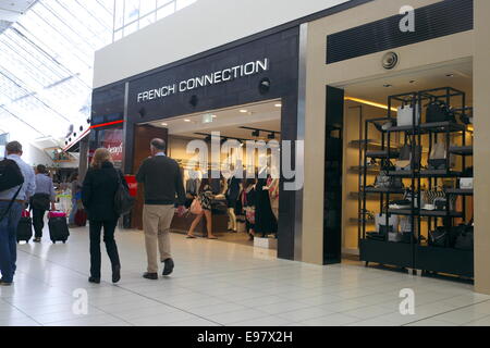 Lounge delle partenze dell'aeroporto di Sydney, terminal 2, area dell'atrio con negozi, caffetterie e ristoranti, nuovo Galles del Sud, Australia Foto Stock