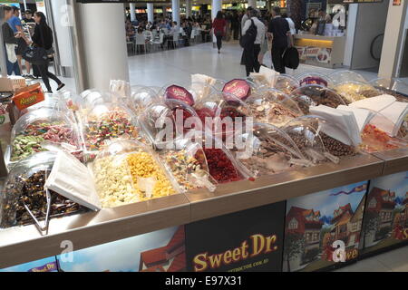 Dall'aeroporto di Sydney partenza lounge terminale 2 concourse area con negozi ristoranti e caffetterie, Nuovo Galles del Sud , Australia Foto Stock