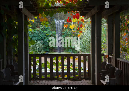 La fontana della vecchia canonica Giardino Est Ruston Gardens Foto Stock