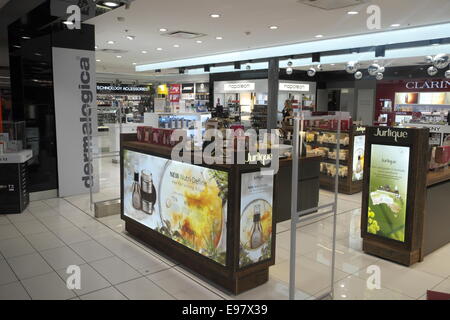 Dall'aeroporto di Sydney partenza lounge terminale 2 concourse area con negozi ristoranti e caffetterie, Nuovo Galles del Sud , Australia Foto Stock