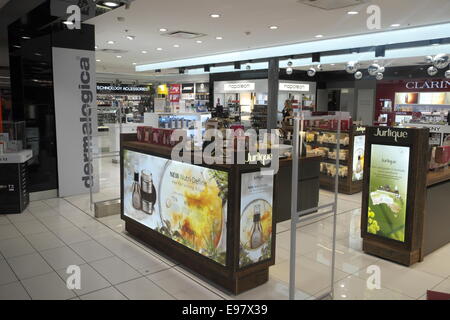 Lounge delle partenze dell'aeroporto di Sydney, terminal 2, area dell'atrio con negozi, caffetterie e ristoranti, nuovo galles del Sud, australia Foto Stock