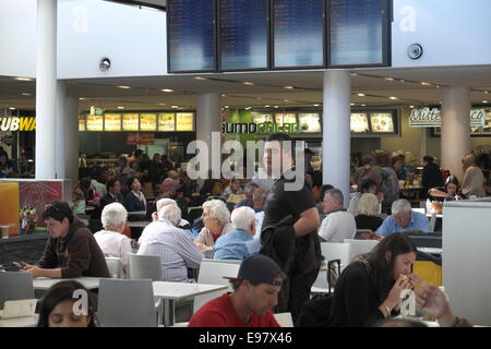 Lounge delle partenze dell'aeroporto di Sydney, terminal 2, area dell'atrio con negozi, caffetterie e ristoranti, nuovo galles del Sud, australia Foto Stock