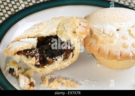 Due natale pasticci di carne macinata con un morso mancante Foto Stock