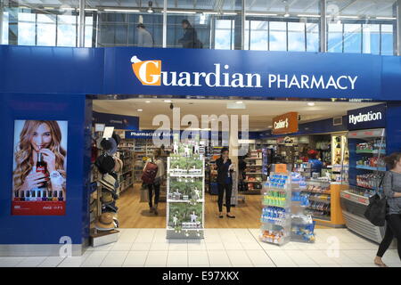 Farmacia, farmacia, sala partenze dell'aeroporto di Sydney, terminal 2 dell'atrio con negozi, New South Wales, Australia Foto Stock