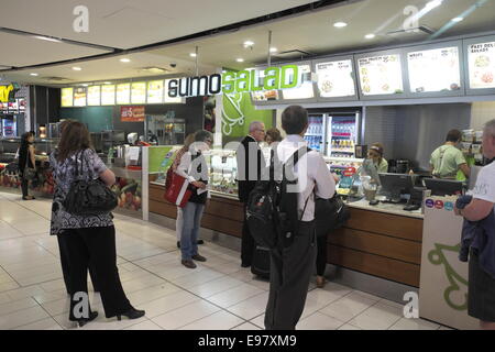 Lounge delle partenze dell'aeroporto di Sydney, terminal 2, area dell'atrio con negozi, caffetterie e ristoranti, nuovo galles del Sud, Australia Foto Stock