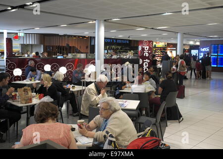 Lounge delle partenze dell'aeroporto di Sydney, terminal 2, area dell'atrio con negozi, caffetterie e ristoranti, nuovo Galles del Sud, Australia Foto Stock