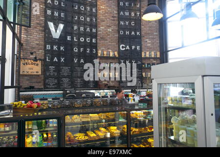 Dall'aeroporto di Sydney partenza lounge terminale 2 concourse area con negozi ristoranti e caffetterie, Nuovo Galles del Sud , Australia Foto Stock