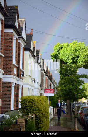 Un arcobaleno di punti al tegame di coccio di oro di proprietà in una popolare strada di Londra. Foto Stock