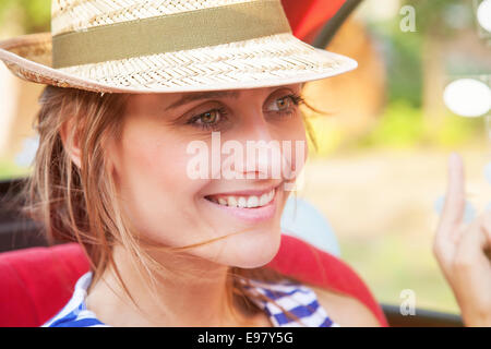 Ritratto di felice giovane donna con cappello per il sole
