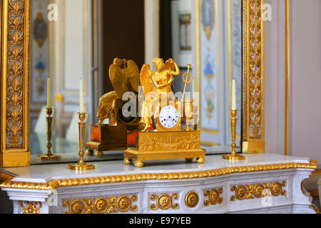 Antico orologio con figurina di angelo nel vintage interni. Foto Stock