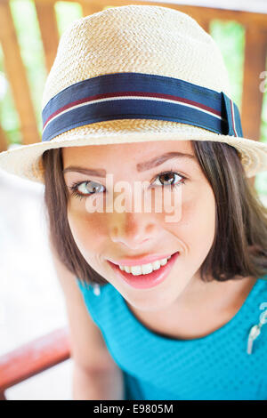 Ritratto di giovane donna con cappello di paglia Foto Stock